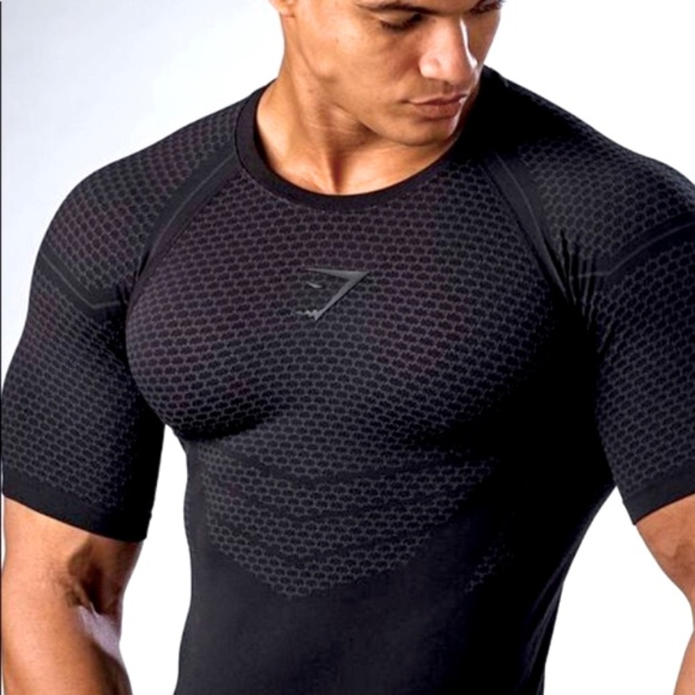 LOOKING FOR GYMSHARK ONYX, SIZE MEDIUM OR LARGE‼️LMK IF U HAVE ANY